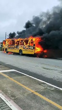 Ônibus escolar pega fogo e labaredas assustam moradores em praia de SC; veja vídeo