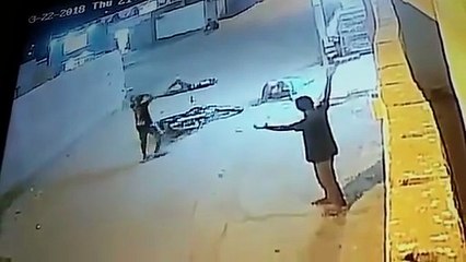 بالفيديو شاب يتصدى لدباب مسرع كاد يصطدم به