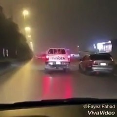 بالفيديو سائق متهور يتسبب في أزمة على أحدى الطرق الرئيسية في الرياض وسط موجة الغبار