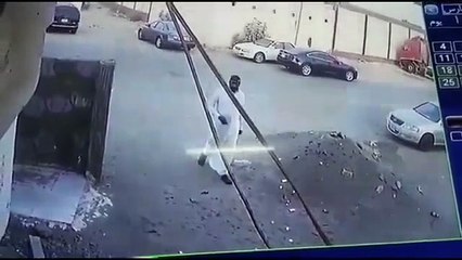 بالفيديو لص يقوم بسرقة سكن عمالة بالسعودية