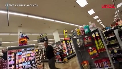 Arizona, orso bruno corre tra gli scaffali di un supermercato