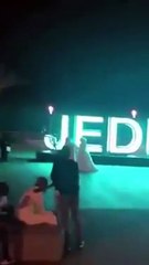 رجل وعروسه يتجولان سوياً بملابس الزفاف على كورنيش جدة