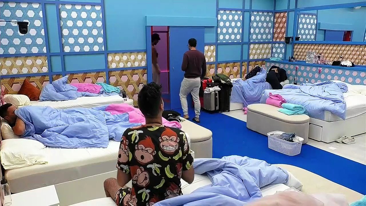 Liliana começa a manhã agarrada a Fábio na cama - Secret Story - TVI