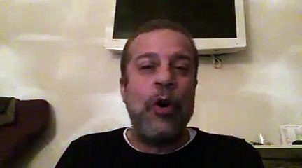 شريف منير يردّ على مُنتَقِدي الفنّانين بعد هزيمة روسيا