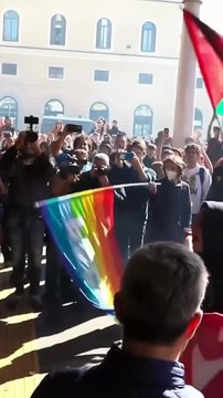 Scontri a Bologna: manifestanti lanciano uova contro i carabinieri durante il corteo per la Global Sumud Flotilla