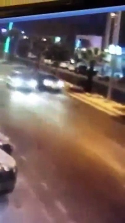 بالفيديو حصان يقتحم احدى الطرق بالسعودية ويعطل حركة المرور
