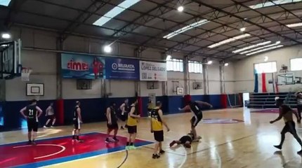 VIDEO: ¡No quería perder! Jugador de básquetbol atacó a su rival y desata pelea campal