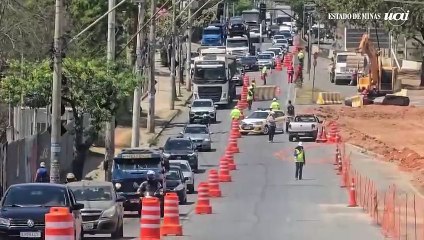 Obra trava trânsito na Av. Cristiano Machado
