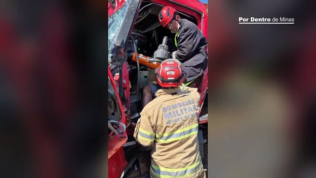Motorista de carreta fica preso às ferragens após acidente na Rodovia Fernão Dias, em Betim