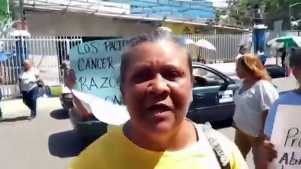 Pacientes protestan frente al Instituto Oncológico de Santiago por falta de atenciones y personal