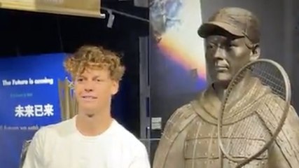 Rolex Shanghai Masters 2025 - Quand Jannik Sinner découvre la statue en terre cuite à son effigie