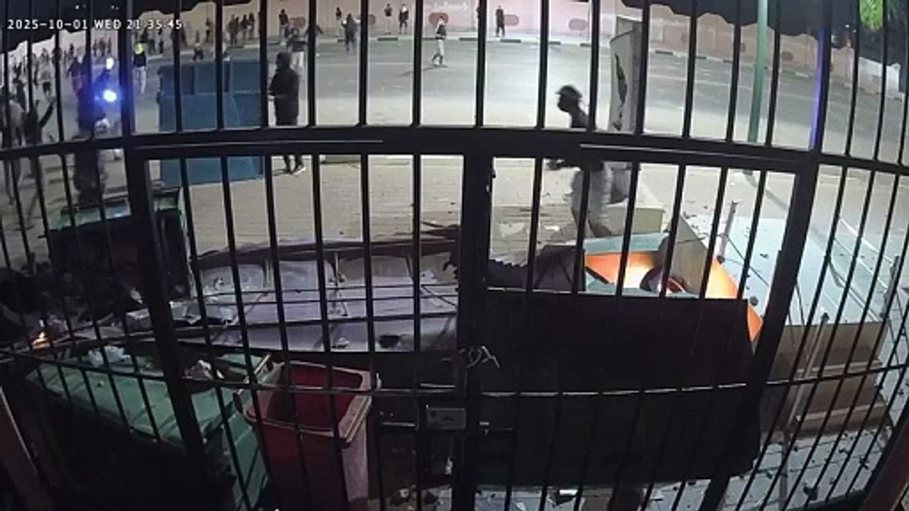 نسختان أوليتان من الفيديو الذي سجلته كاميرا المراقبة ويوثق محاولة اقتحام مقر فرقة الدرك الملكي في بلدة القليعة الإقليمية (منطقة اكادير)