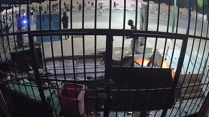 نسختان أوليتان من الفيديو الذي سجلته كاميرا المراقبة ويوثق محاولة اقتحام مقر فرقة الدرك الملكي في بلدة القليعة الإقليمية (منطقة اكادير)