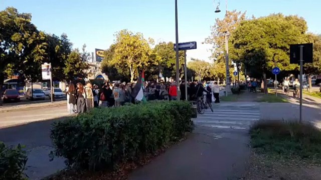 Studenti in corteo bloccano viale Carducci: traffico fermo e slogan contro Netanyahu