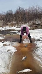 Amazing Survival Skills Innovative Method of Fishing Through Ice in Extreme Winter Conditions
