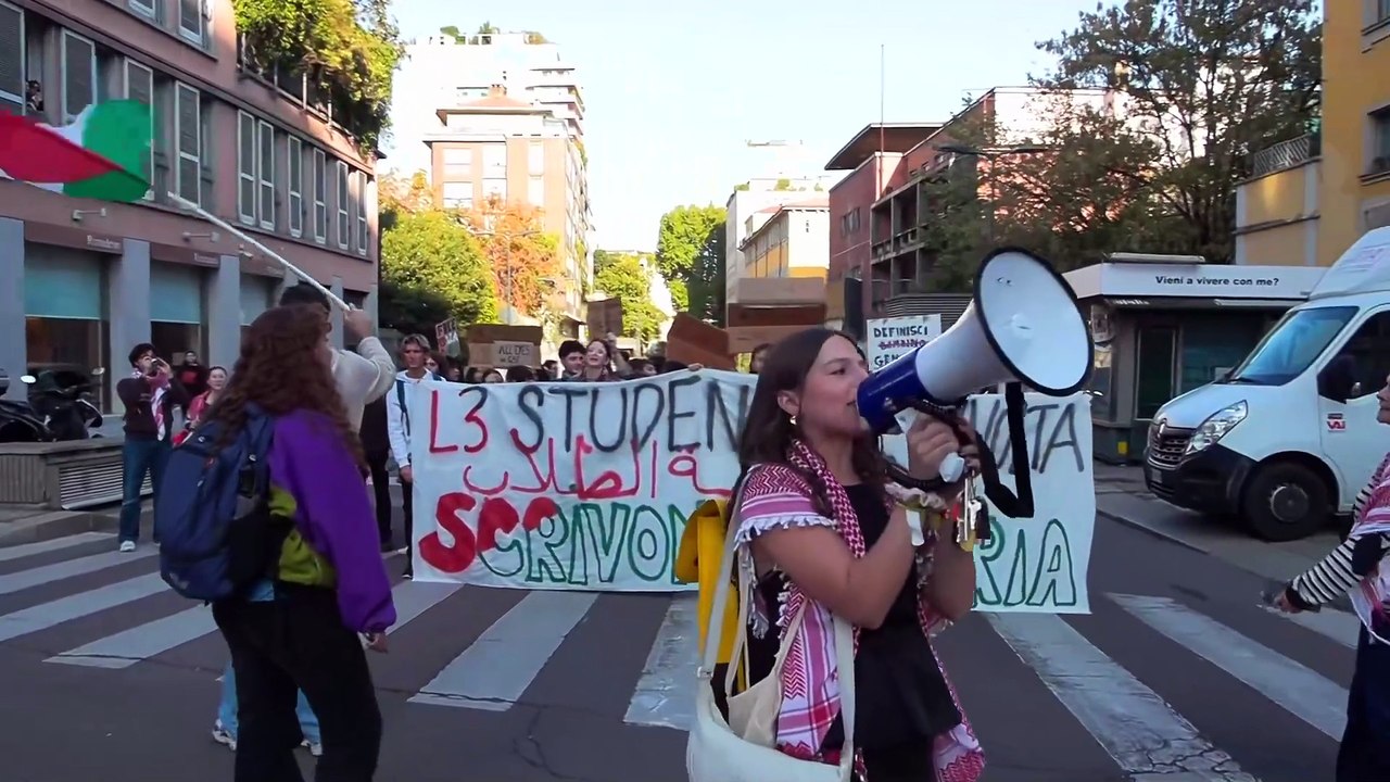 Milano, corteo degli studenti della Statale in sostegno alla Flotilla