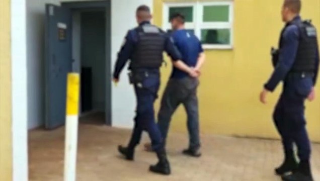 Jovem é flagrado com moto furtada e drogas no Bairro Interlagos