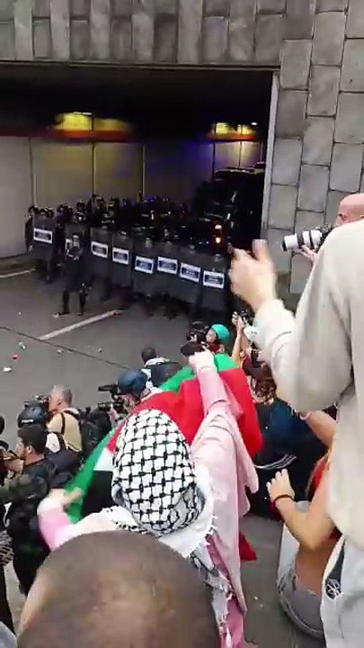 Manifestación en apoyo a la Flotilla en la ronda Litoral