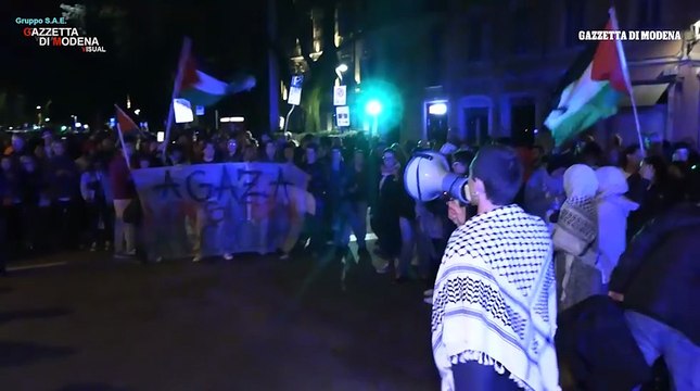 Modena protesta dopo l'abbordaggio della Flotilla: in centinaia in piazza