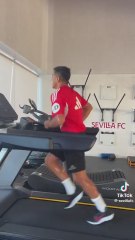 Alexis se deja la piel en el gimnasio para estar en plenitud física con el Sevilla