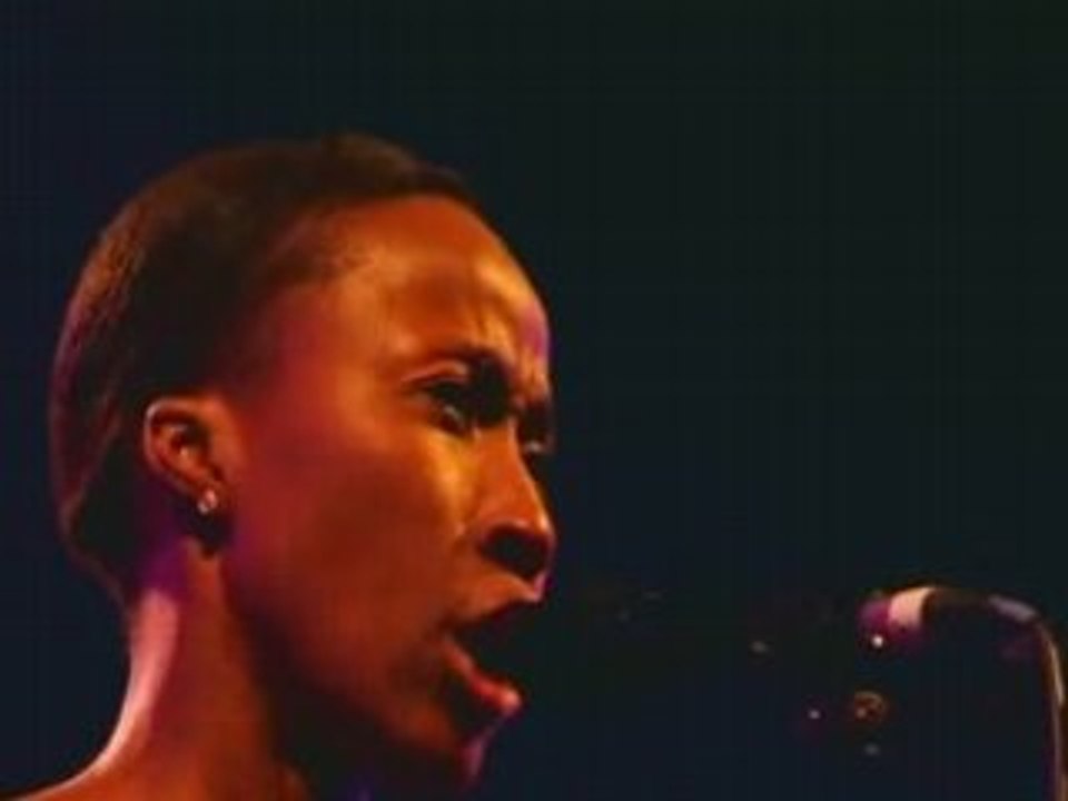 ROKIA TRAORE Dounia (live Musiques Métisses)