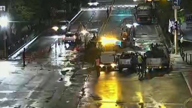 경기 과천에서 상수도관 파열...주변 지역 한때 단수 / YTN