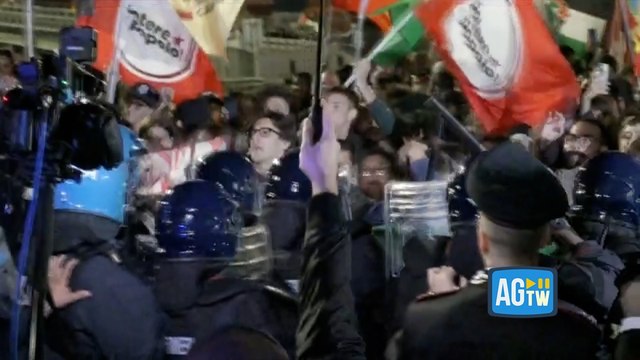 A Napoli tensioni al corteo per la Flotilla: i manifestanti tentano di forzare il blocco all’ingresso del porto e parte la carica della polizia
