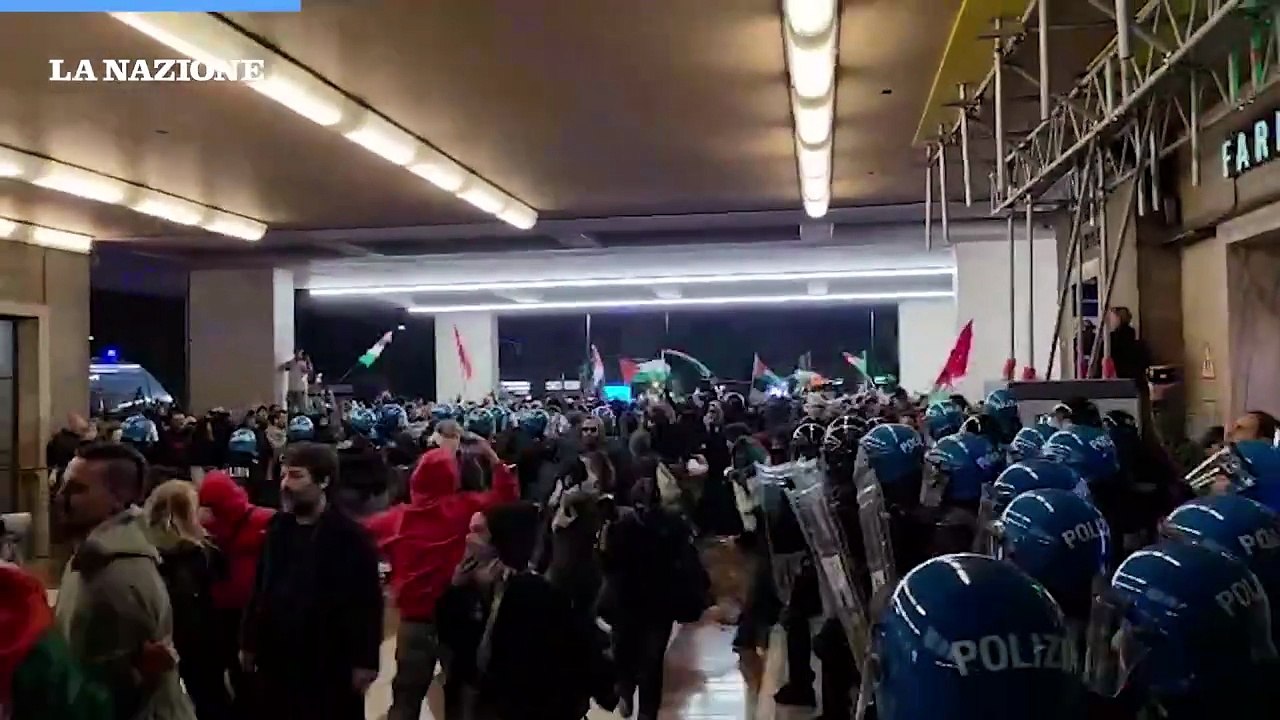 Firenze, i manifestanti sfondano il blocco della polizia e occupano la stazione di Santa Maria Novella. Scontri e alta tensione