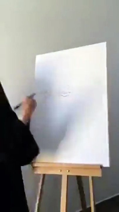 بالفيديو فتاة سعودية تقوم برسم صور رائعة للملك وولي العهد ونائب أمير مكة