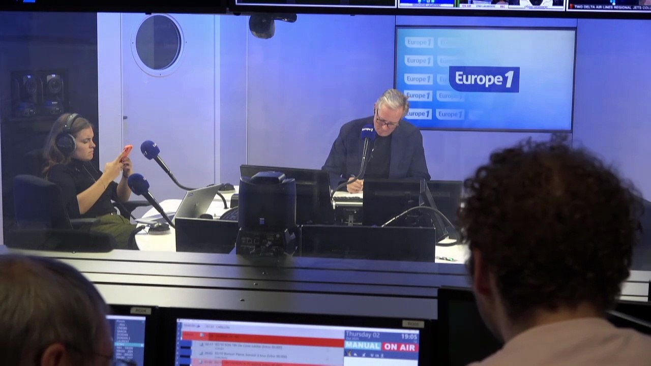 EXTRAIT - Grève du 2 octobre : Olivier Faure et Boris Vallaud hués par les manifestants puis exfiltrés