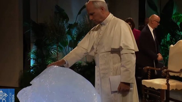 El Papa bendice un bloque de hielo para denunciar el calentamiento global