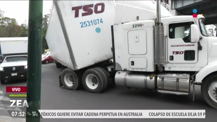 Tráiler en riesgo de volcadura sobre Río Churubusco