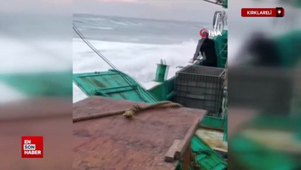 Kırklareli'nde balıkçı teknesinin dev dalgalarla mücadelesi