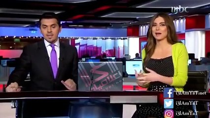 بالفيديو.. مذيعة تضع زميلها في موقف محرج على الهواء مباشرة!.. ما هو؟!