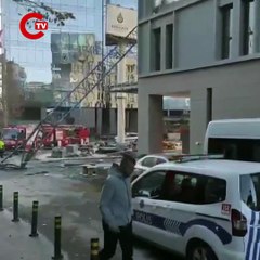 Mecidiyeköy'de faciadan dönüldü Devrilen vinç öğrenci yurduna çarptı