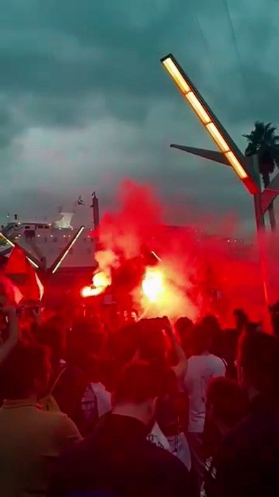 Bengalas en la manifestación de apoyo a la flotilla de Gaza