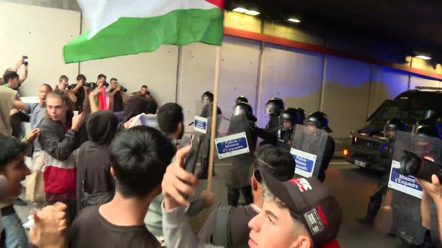 Los Mossos cargan contra miles de manifestantes pro-palestina en las calles de Barcelona