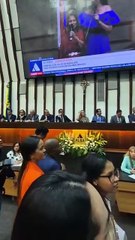 Mãe de Zé Eduardo solta a voz ao lado de Gilmelândia durante homenagem na ALBA