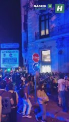 La policía antidisturbios comienza a disparar pelotas de goma contra las personas que se están manifestando en Madrid en apoyo a la Flotilla