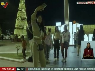Caracas dio la bienvenida a la Navidad con el encendido de luces en los próceres y 17 plazas