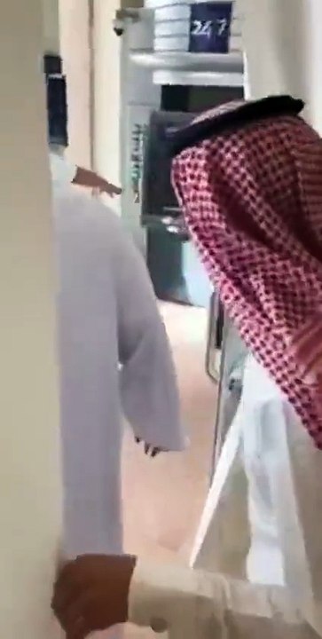 مشاجرة عنيفة في نهار رمضان الكريم امام صراف إلي داخل احدى البنوك بالمملكة