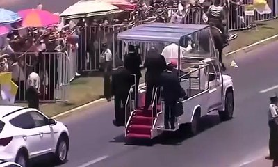 بالفيديو اصطدام سيارة بابا الفاتيكان بحصان.. والبابا يقف لأصابة سيدة