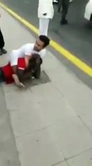 بالفيديو مواطن سعودي يُنقذ أحد المحلات بجدة من سطو مسلح !