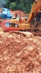 Incroyable Réscue de Camion enlisée 🌍 | Excavatrice Puissante contre la Boue – France, Belgique, Canada