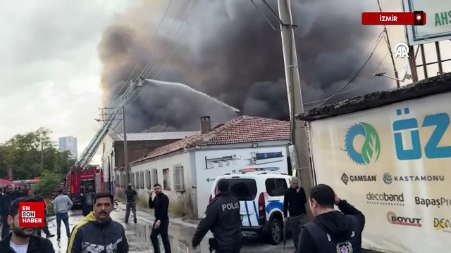İzmir'de depoda çıkan yangına müdahale ediliyor