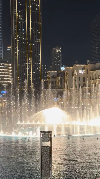 beautiful view of Dubai mall fountain ⛲ in the night