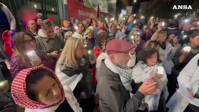 Flash mob pro Gaza davanti all'ospedale pediatrico Santobono di Napoli