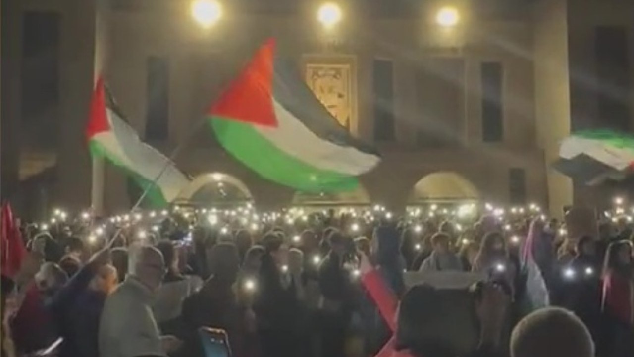 A Milano il presidio di medici e infermieri per Gaza: torce, luci e «Bella ciao»