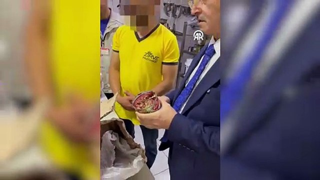 O ilimizde mide bulandıran görüntüler! Tuzdaki böceğe “çörek otu” dedi, belediye başkanı resmen çıldırdı