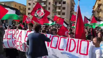 Manifestazione ad Arezzo, in centinaia in piazza